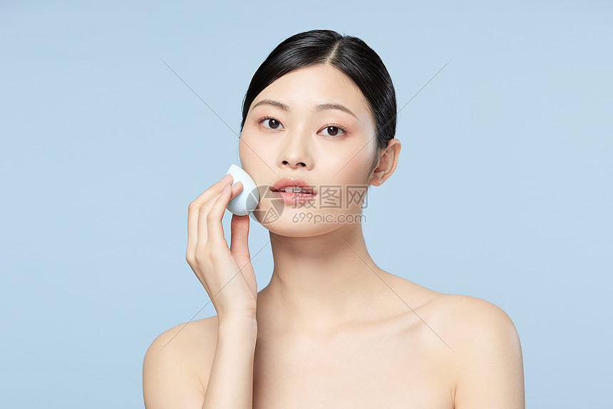 广州白云发生山体滑坡致房屋受损14人被困，已救出7人